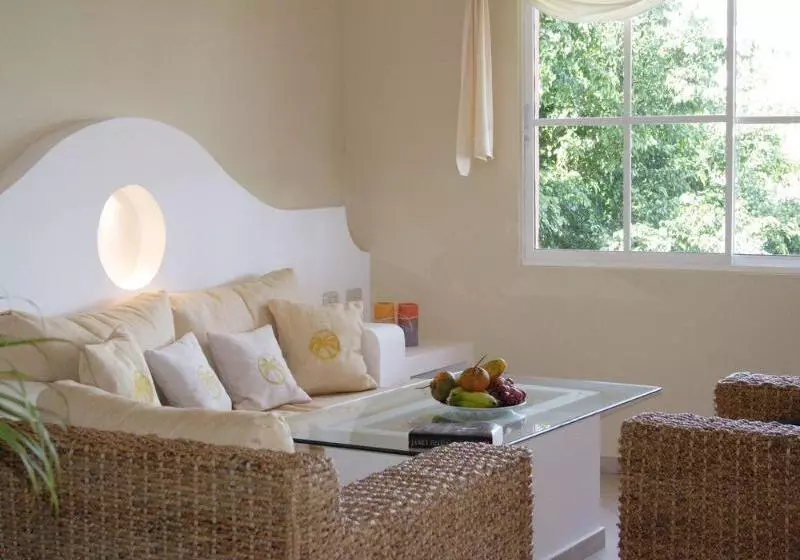 בית מלון כפרי Lifestyle Crown Residence Suites