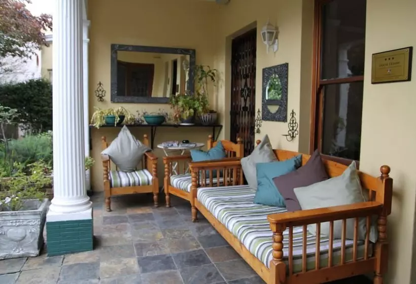 هتل Mountain Manor Guest House & Executive Suites