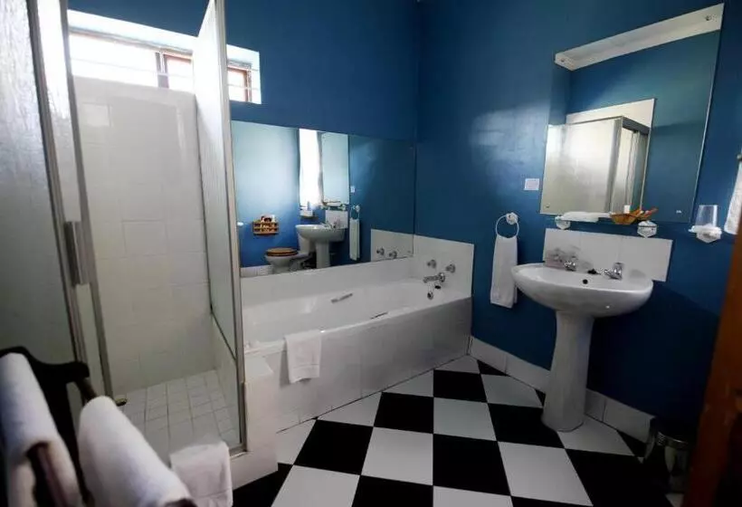 هتل Mountain Manor Guest House & Executive Suites