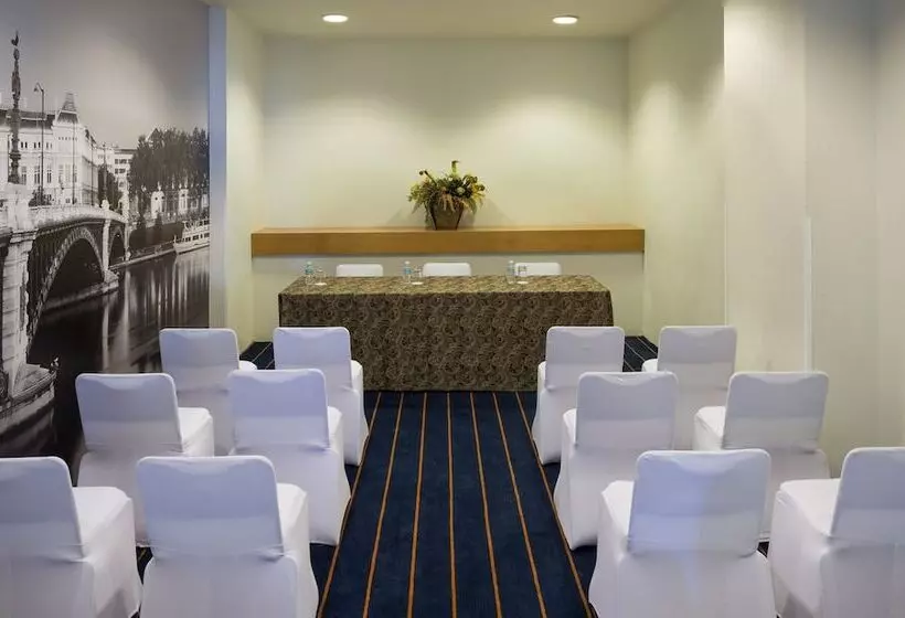 בית מלון כפרי Real Inn Nuevo Laredo