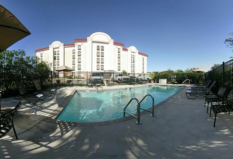 فندق Comfort Suites University