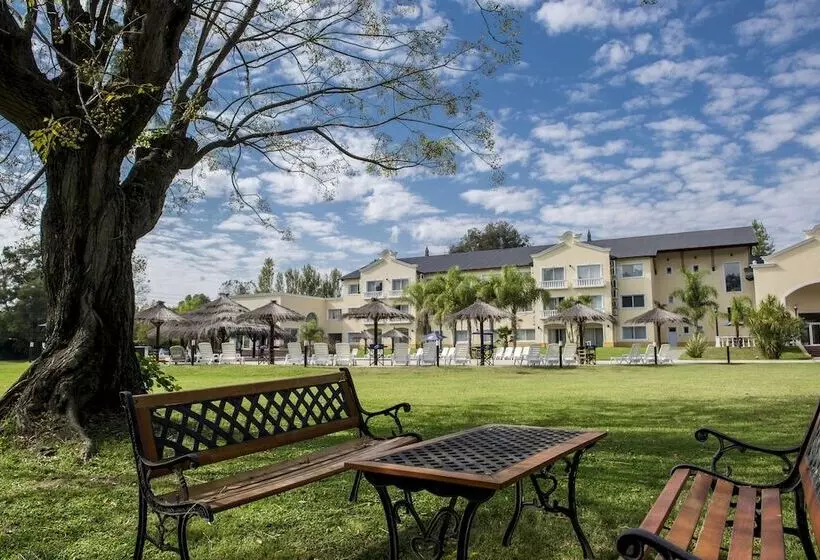 Otel Howard Johnson Pilar Resort Spa & Convention Center