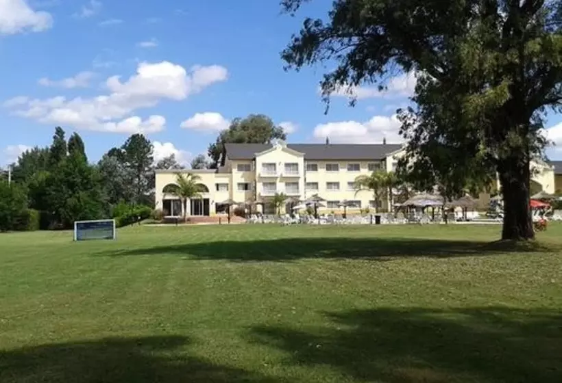 Otel Howard Johnson Pilar Resort Spa & Convention Center