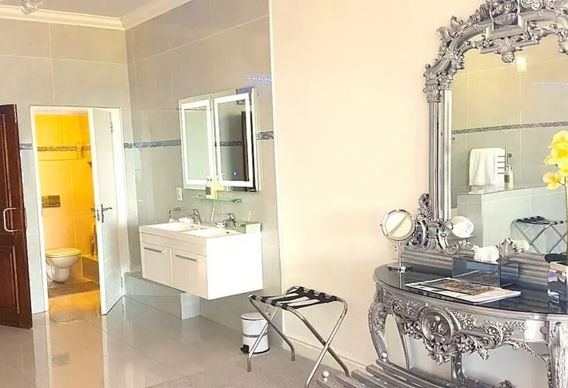 Отель Misty Waves Boutique