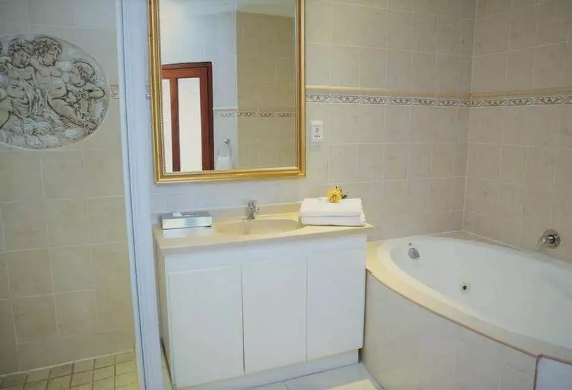 Отель Misty Waves Boutique