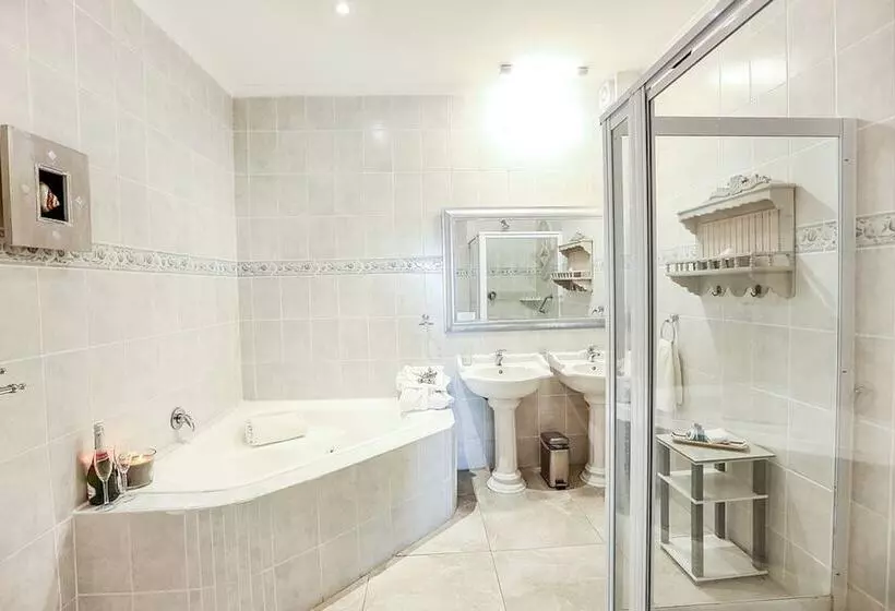 Отель Misty Waves Boutique