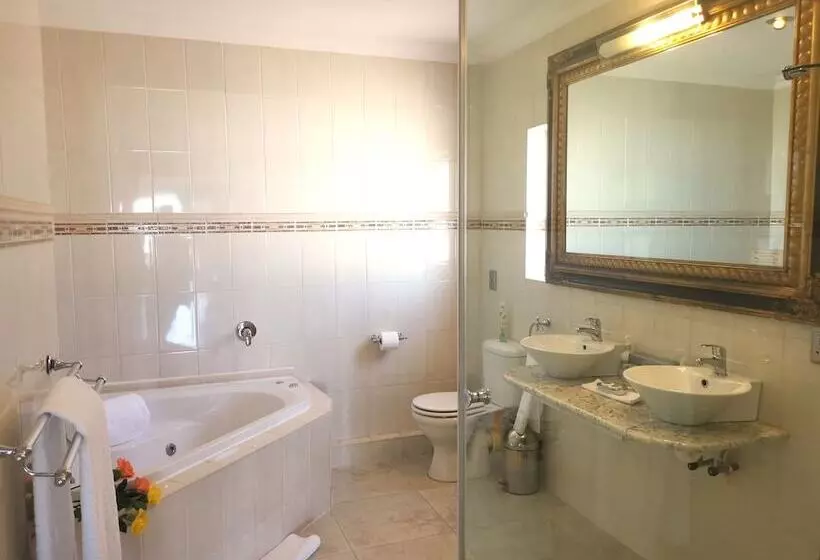 Отель Misty Waves Boutique