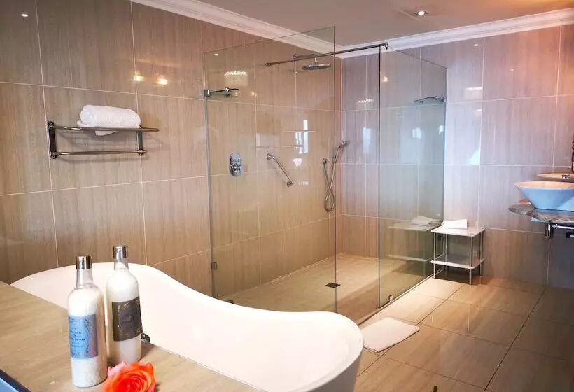 Отель Misty Waves Boutique