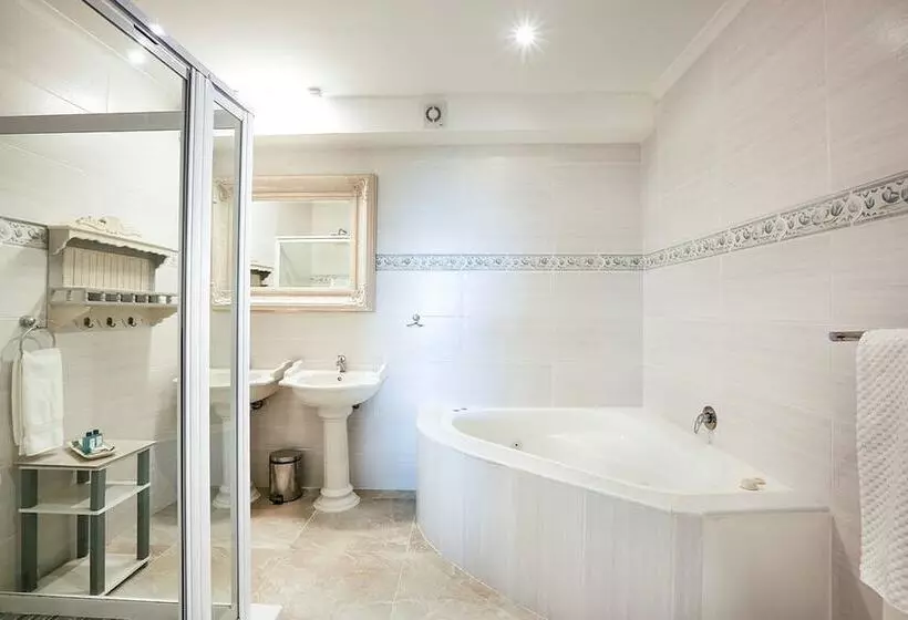 Отель Misty Waves Boutique