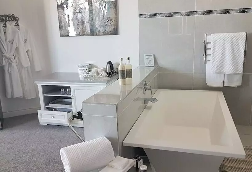 Отель Misty Waves Boutique