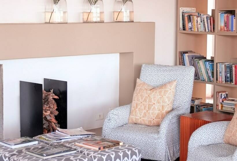 Hotel The Outpost & Pel S Post