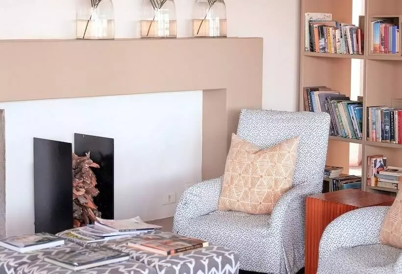 Hotel The Outpost & Pel S Post