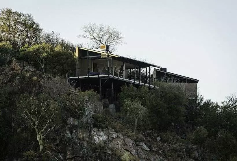 Hotel The Outpost & Pel S Post