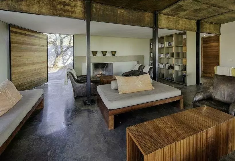 Hotel The Outpost & Pel S Post