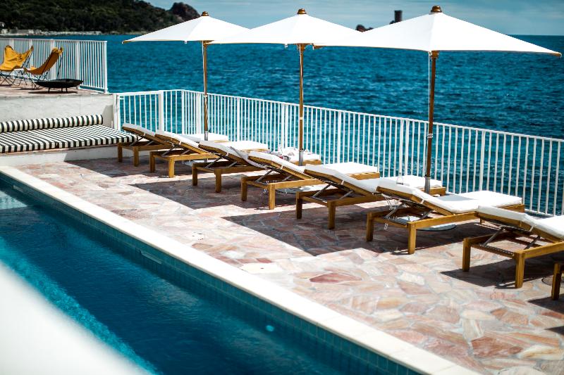 فندق Les Roches Rouges, A Beaumier