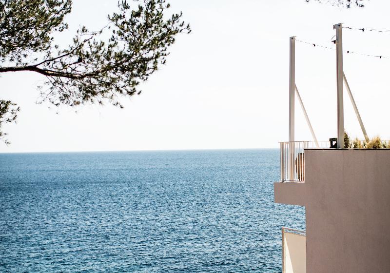 فندق Les Roches Rouges, A Beaumier