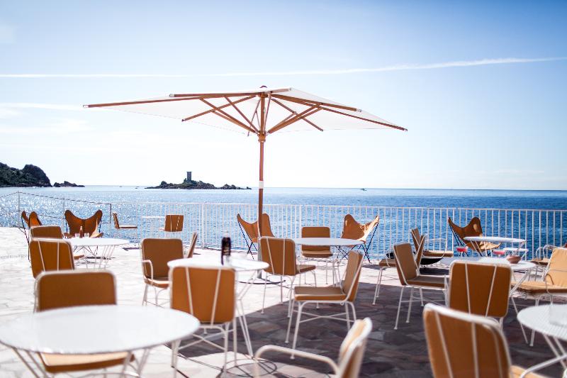 فندق Les Roches Rouges, A Beaumier