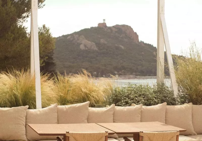 בית מלון כפרי Les Roches Rouges, A Beaumier