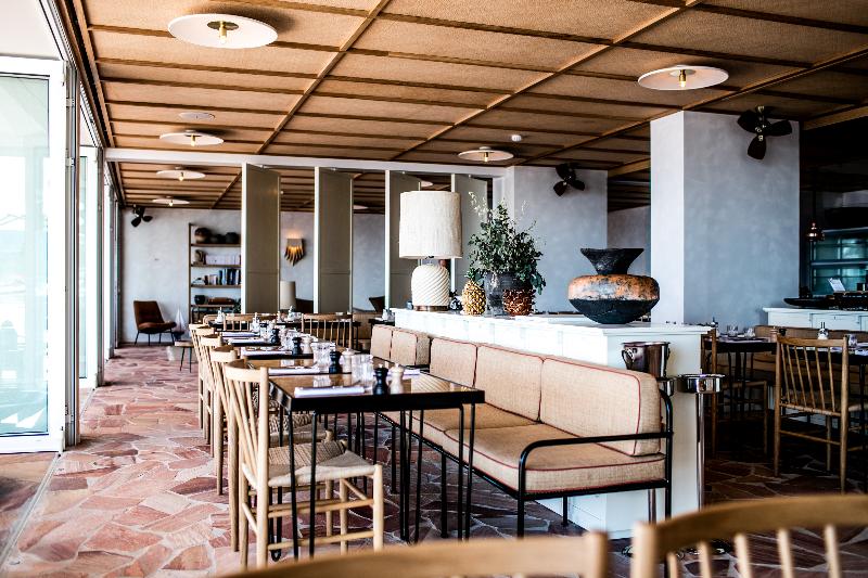 فندق Les Roches Rouges, A Beaumier