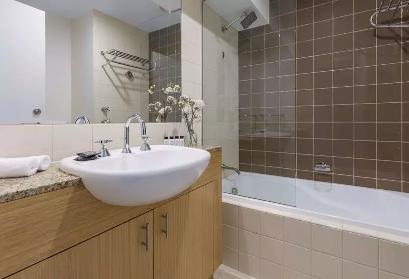 Отель Oaks Melbourne On Market