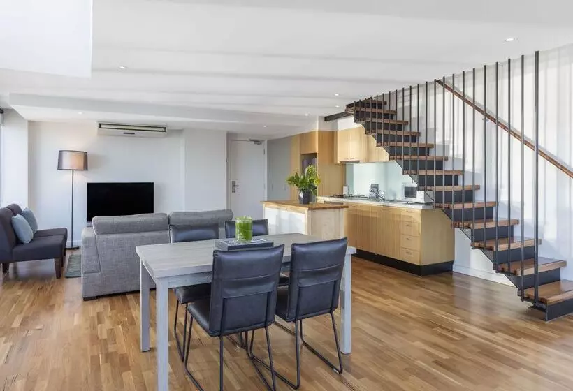 Отель Oaks Melbourne On Market