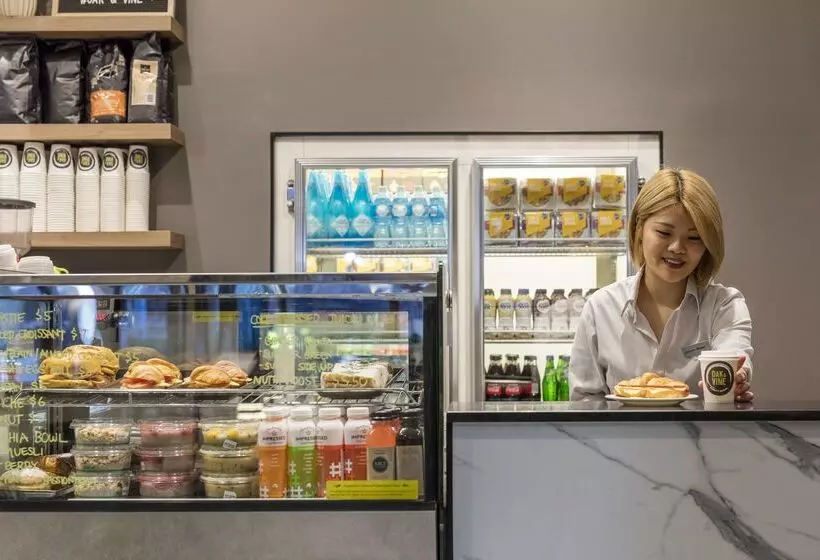 Отель Oaks Melbourne On Market