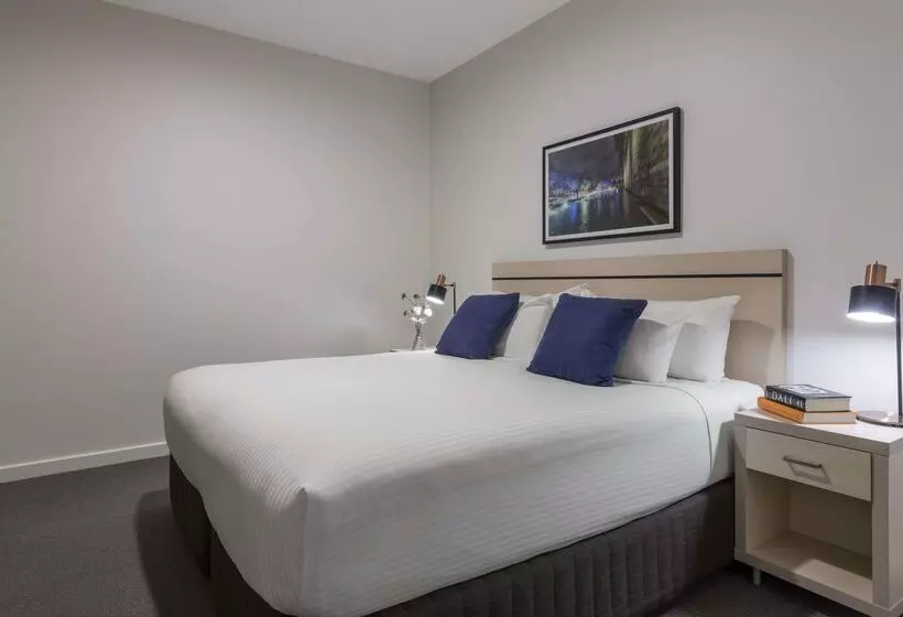 Отель Oaks Melbourne On Market