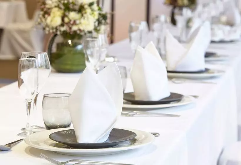 Отель Oaks Melbourne On Market