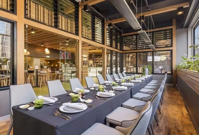 Отель Oaks Melbourne On Market