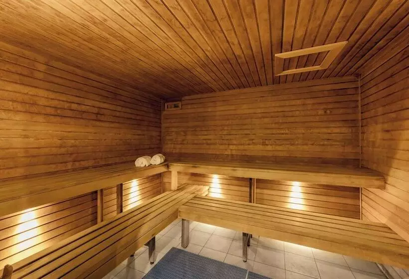 Отель Oaks Melbourne On Market