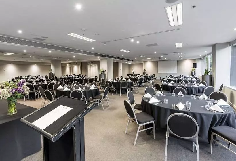 Отель Oaks Melbourne On Market