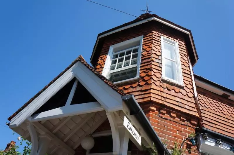 Отель The Lawn Guest House Gatwick