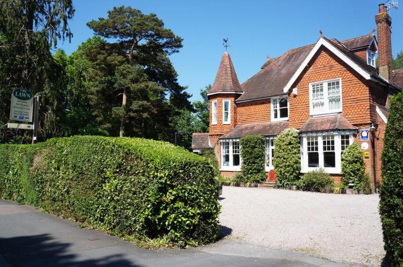 Hotel The Lawn Guest House Gatwick