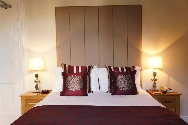 Отель The Lawn Guest House Gatwick