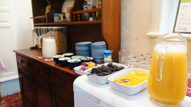 Отель The Lawn Guest House Gatwick