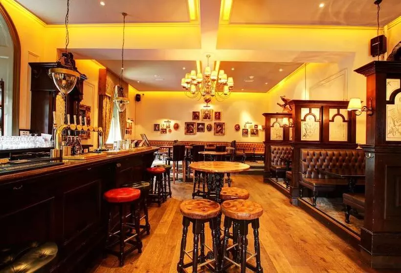 White Hart Hotel & Apartments