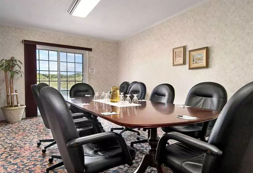 בית מלון כפרי Days Inn By Wyndham Edmundston