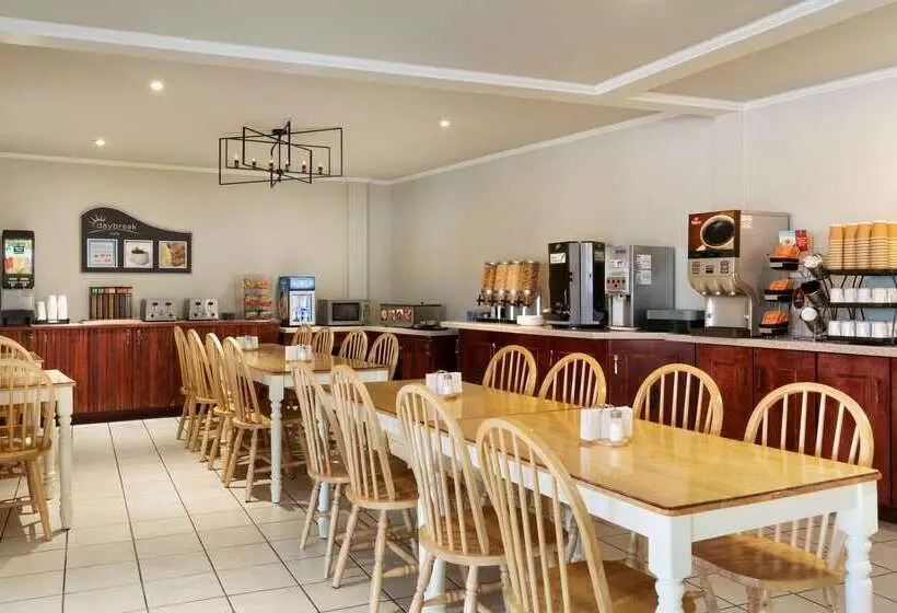 בית מלון כפרי Days Inn By Wyndham Edmundston