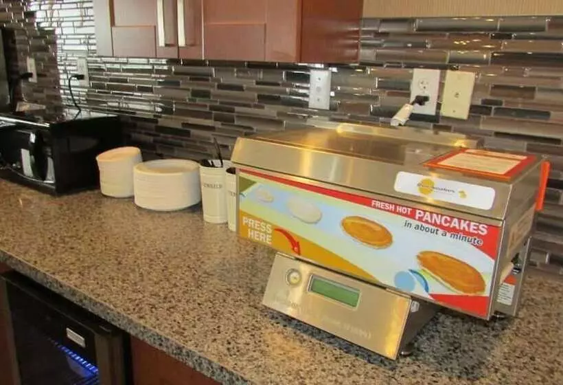 호텔 Days Inn & Suites By Wyndham Brooks