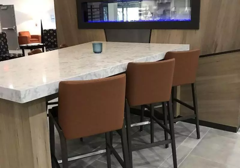 Sonesta Hotel Grand Rapids Airport