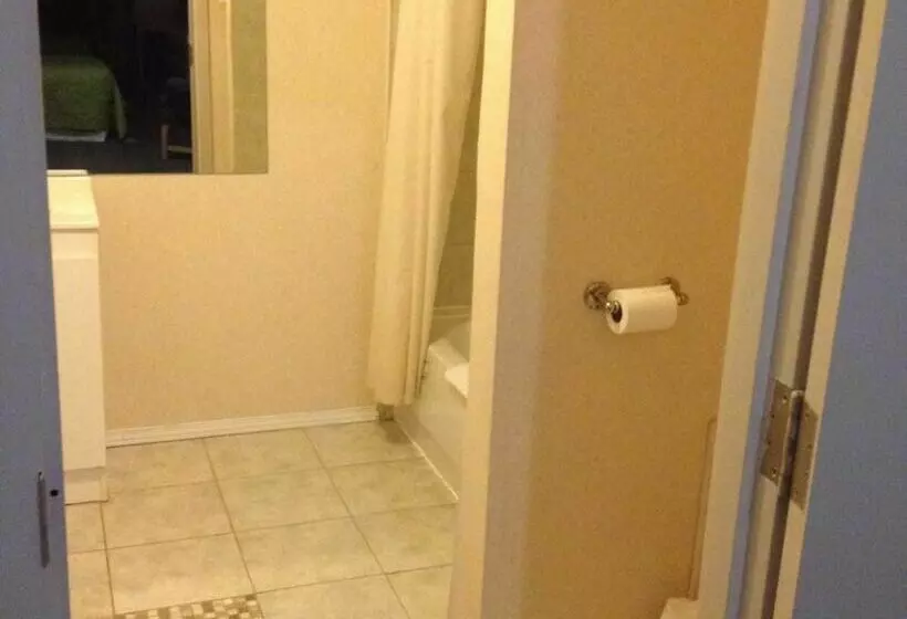 Отель Howard Johnson Inn Rigaud