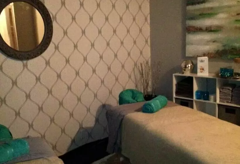 Отель Howard Johnson Inn Rigaud