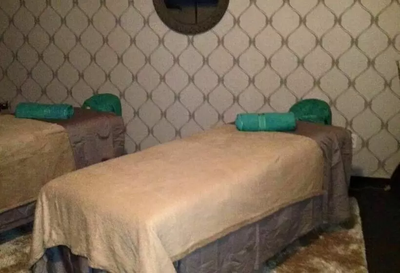 Отель Howard Johnson Inn Rigaud