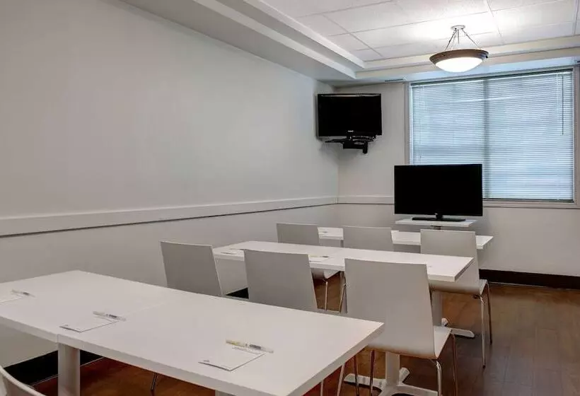 Отель Days Inn By Wyndham Whitecourt