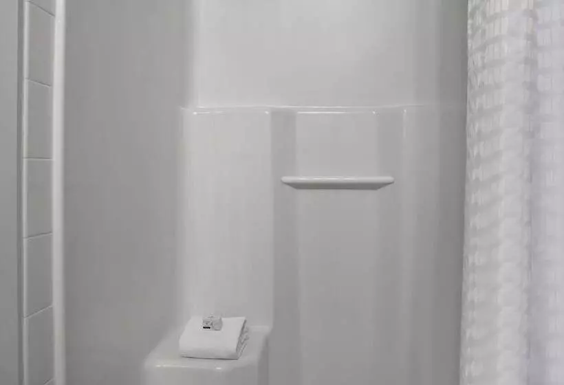 Отель Days Inn By Wyndham Whitecourt