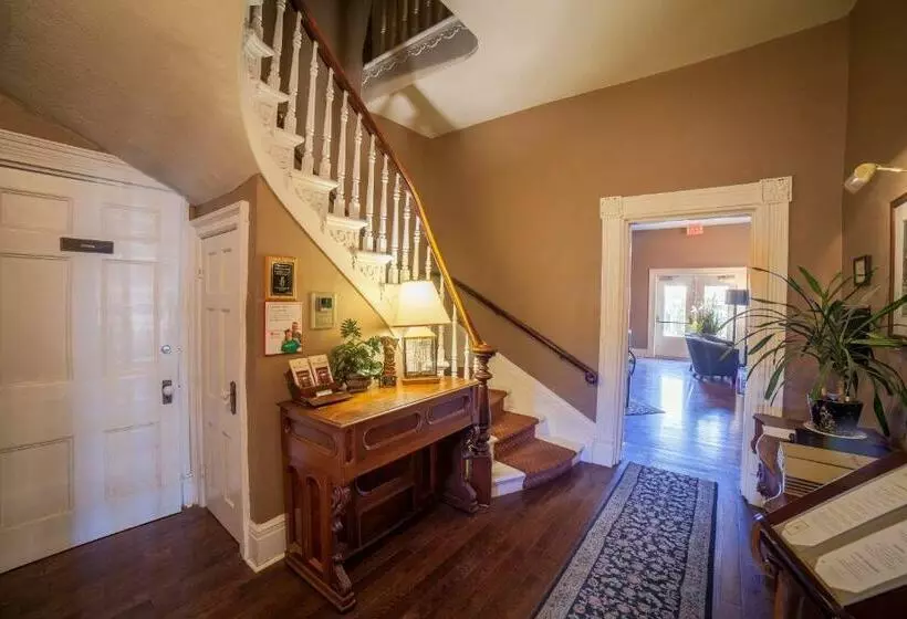 Hotelli The Woodlawn Inn