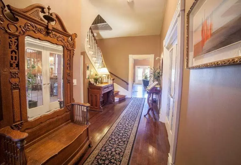 Hotelli The Woodlawn Inn