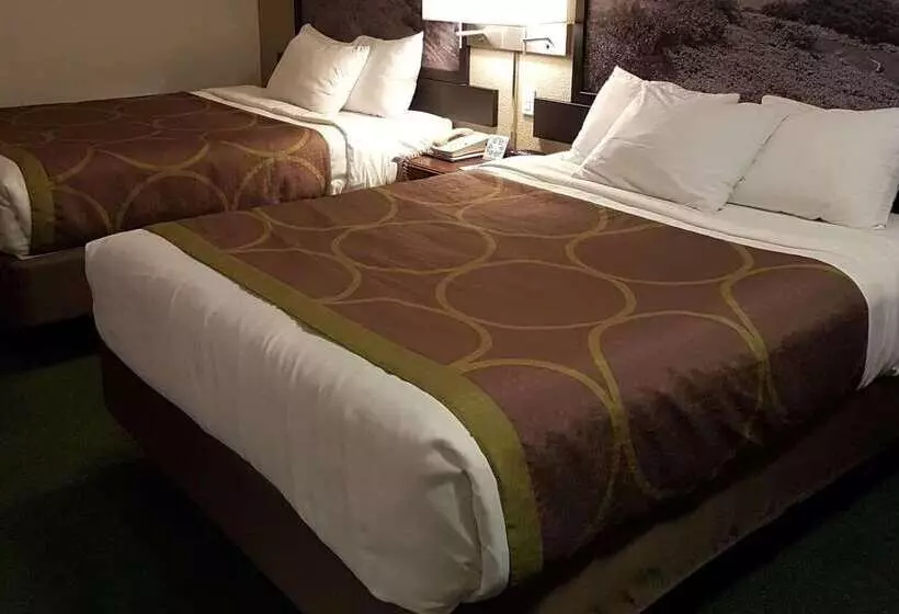 汽车旅馆  Super 8 By Wyndham 100 Mile House