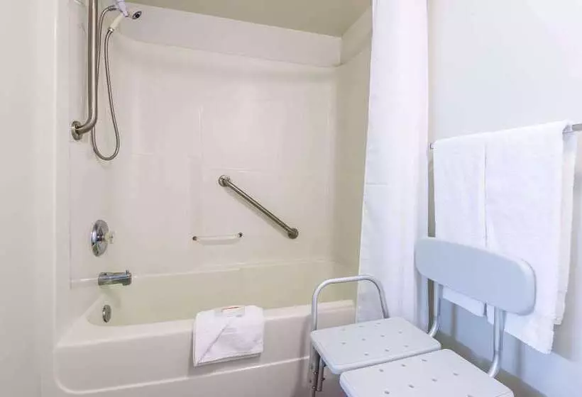 汽车旅馆  Super 8 By Wyndham 100 Mile House