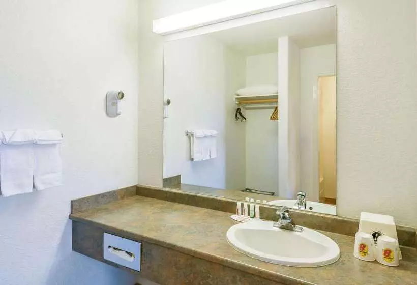 汽车旅馆  Super 8 By Wyndham 100 Mile House